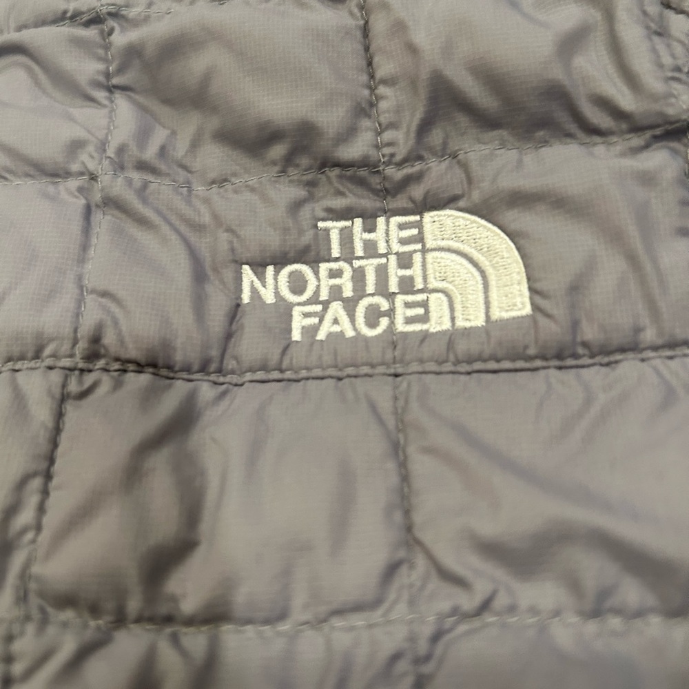 The North Face Women's Gray Quilted Jacket size small - Picture 3 of 4